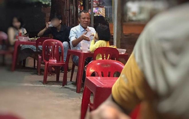 Câu chuyện về cuộc nhậu hàn huyên của bố cùng cô con gái rượu khiến nhiều người rơi nước mắt