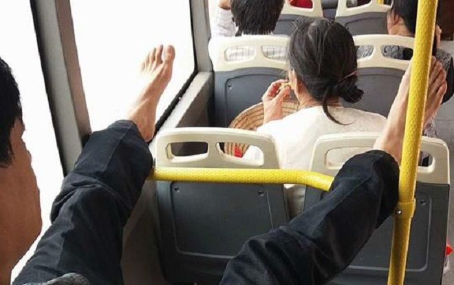 Người đàn ông trên xe bus và hành động xấu xí của đôi bàn chân khiến dân tình ngán đến tận cổ