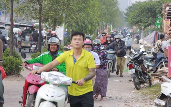 Đoàn hàng trăm người nối đuôi dắt xe đi ngược chiều qua mặt CSGT: Đề xuất lập rào chắn thấp trên vỉa hè để ngăn chặn