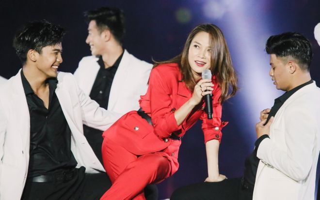 Clip: Đã diễn xong từ lâu nhưng Mỹ Tâm mãi không thể ra về được vì lý do này!