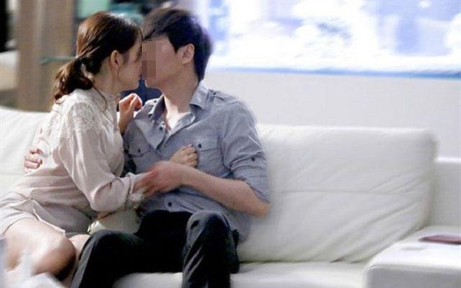 Hôn nhân 6 năm kết thúc chóng vánh khi mẹ bầu cay đắng phát hiện chồng ngoại tình với cô giáo của con