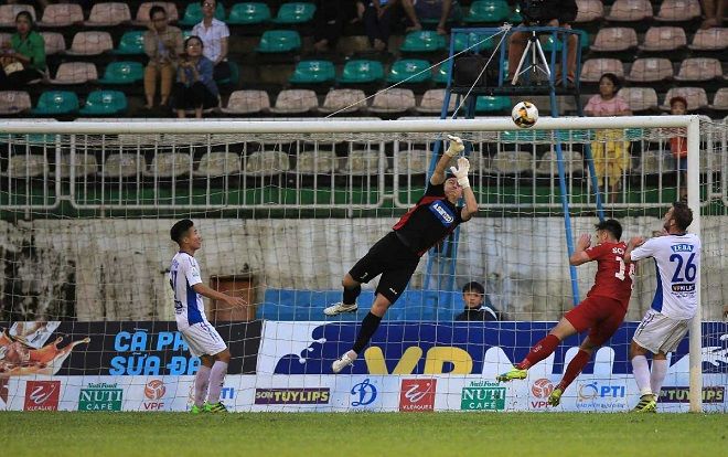 Đặng Văn Lâm hay Bùi Tiến Dũng bắt chính?