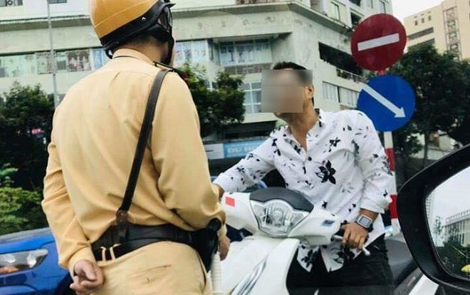 Nam thanh niên đi ngược chiều không đội mũ bảo hiểm thách thức khi bị CSGT dừng xe