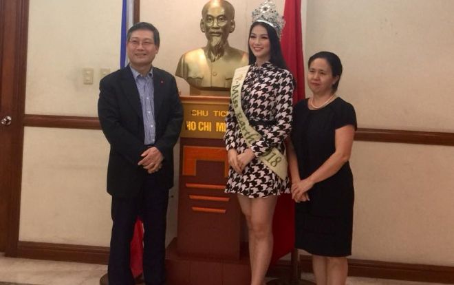 Miss Earth Phương Khánh váy ngắn trẻ trung diện kiến Đại sứ quán Việt Nam tại Philippines