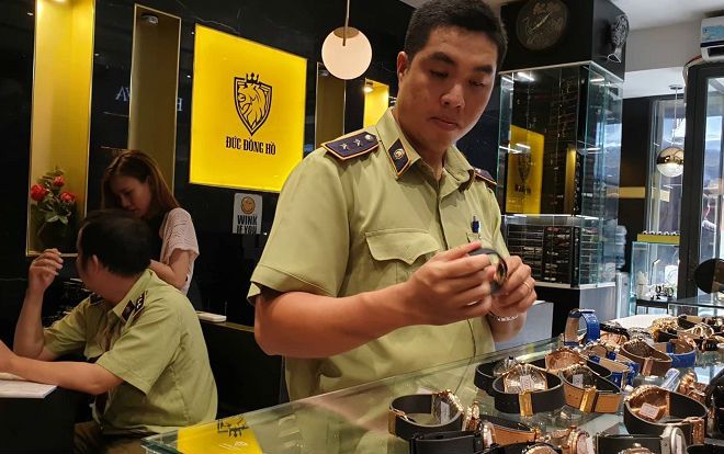 Hàng trăm đồng hồ nhái nhãn hiệu nổi tiếng Rolex được bày bán ở Sài Gòn