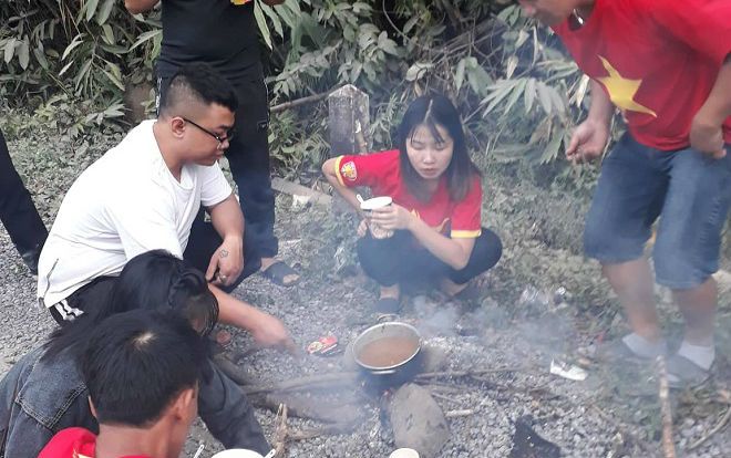 CĐV Việt Nam sang Lào cổ vũ AFF Cup 2018: Cả thôn rủ nhau lên đường, đói thì dừng ăn, xe hỏng thì dừng sửa