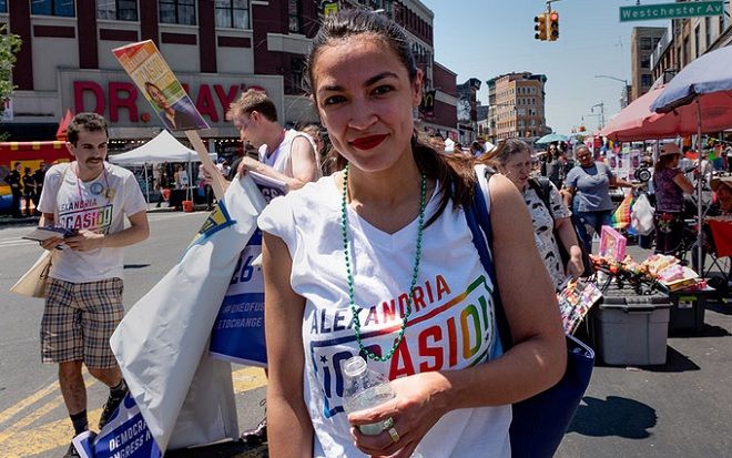 Điều ít biết về người phụ nữ trẻ nhất trúng cử vào quốc hội Mỹ: Từng là nữ tiếp viên quầy rượu