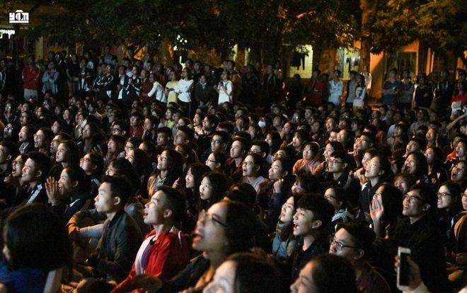 Mới trận khai mạc nhưng ĐH Kinh tế Quốc dân đã tổ chức trực tiếp AFF Cup siêu hoành tráng cho sinh viên