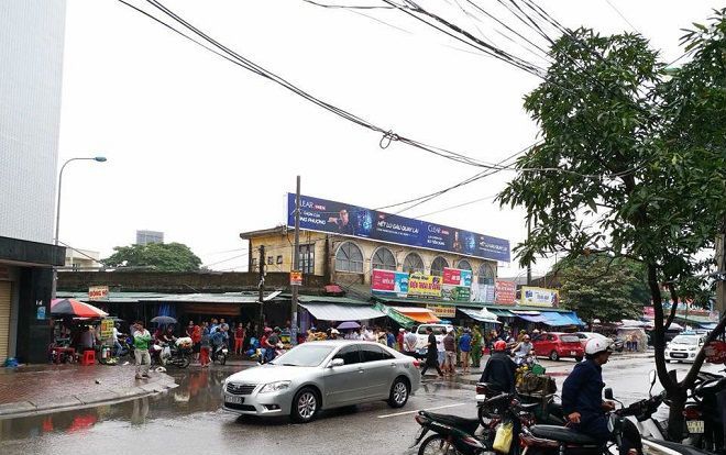 Va chạm với ô tô, nam thanh niên rút dao chém đối thủ