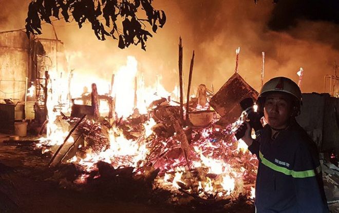 Hiện trường vụ cháy khu lán trại gần dãy nhà trọ ở Sài Gòn: Lửa rực sáng cả bầu trời, hàng chục người tháo chạy tán loạn