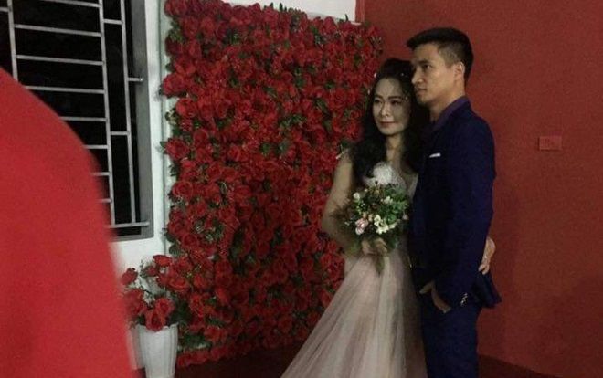 Xôn xao thông tin hiện tượng mạng Lệ Rơi bất ngờ lấy vợ hơn tuổi?