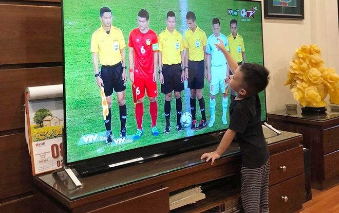 Con trai Văn Quyết ngộ nghĩnh cổ vũ bố và ĐTVN hạ tuyển Lào