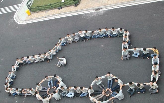 Phát sốt với bộ ảnh kỷ yếu đậm chất 'kỹ sư ô tô' của sinh viên Đại học Công nghiệp Hà Nội