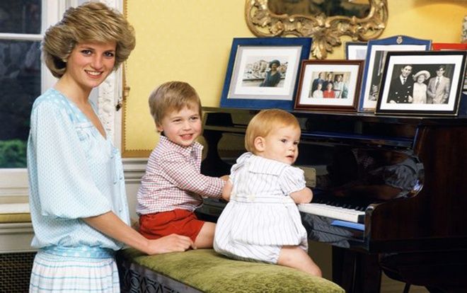 Cách Diana nuôi dạy giúp William và Harry khác xa hoàng gia
