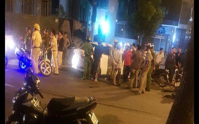 Ô tô 4 chỗ nghi vứt ma túy xuống đường khi bị CSGT truy đuổi trên phố ở TP.HCM