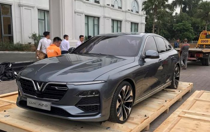Sedan VinFast Lux A2.0 bất ngờ xuất hiện tại Việt Nam