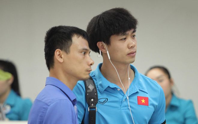 Tất cả mọi người ra mà xem Công Phượng đeo tai nghe 'chất chơi' như thế nào