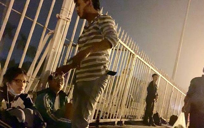 Côn đồ ngang nhiên đuổi nữ sinh để giành chỗ mua vé Việt Nam - Malaysia