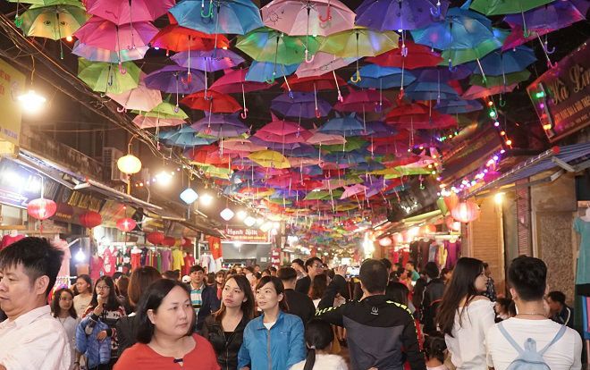 Rực rỡ con đường hàng nghìn chiếc ô ở làng lụa Vạn Phúc khiến người ta rần rần rủ nhau đến chụp ảnh 'sống ảo'