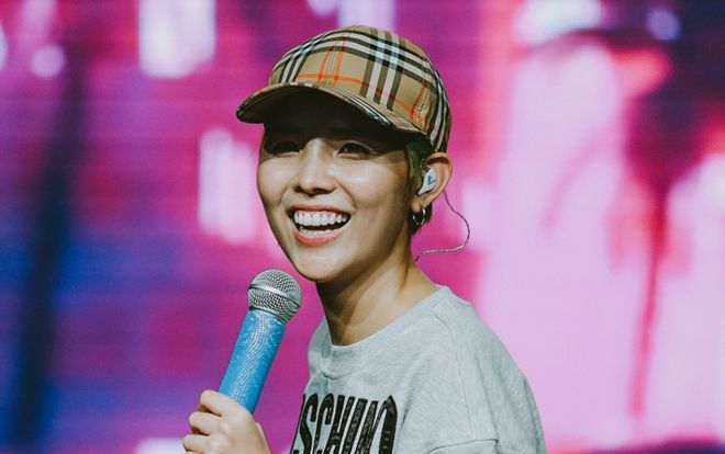 'Săm soi' chiếc tai nghe có một không hai của Vũ Cát Tường xuất hiện trong concert hoành tráng