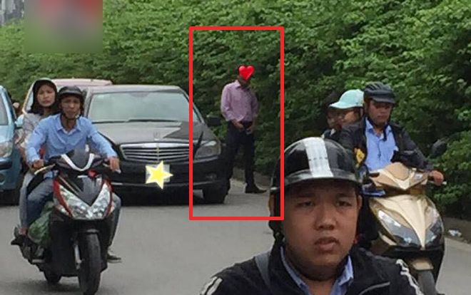 Đi xe sang, áo quần lịch lãm nhưng người đàn ông lại thản nhiên dừng giữa đường ‘giải quyết nỗi buồn’ khiến nhiều người ngại thay