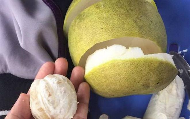 Hăm hở khoe quả bưởi to đùng nhưng kết quả khi bổ ra lại đầy hụt hẫng: 'không lẽ cho cả vỏ vào nhai'