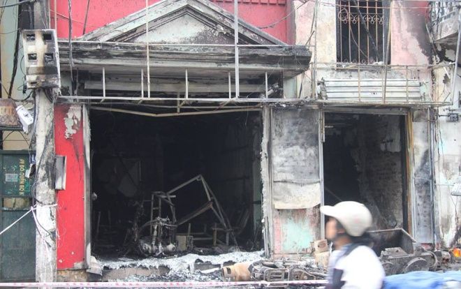 Ngôi nhà 4 tầng bốc cháy kèm theo tiếng nổ lớn, 2 người bị bỏng nặng phải nhập viện cấp cứu