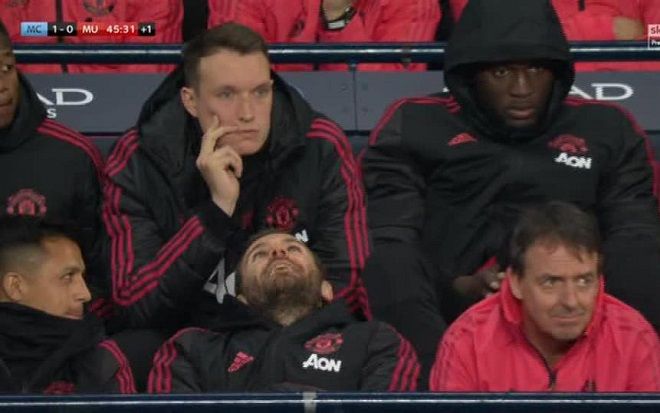 Fan M.U phẫn nộ trước hành động này của Mata và Alexis Sanchez