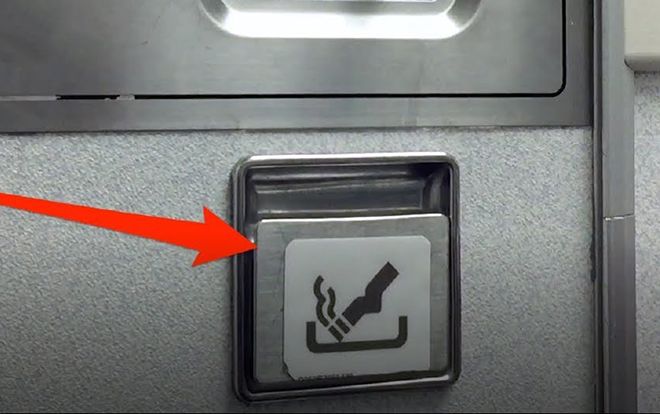 Vì sao máy bay vẫn có gạt tàn thuốc lá trong phòng vệ sinh mặc dù hành khách bị cấm hút thuốc?
