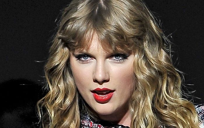 Diễn dưới mưa suốt show: Taylor Swift đổ bệnh và… vô tình quăng thẳng giấy xì mũi vào fan!