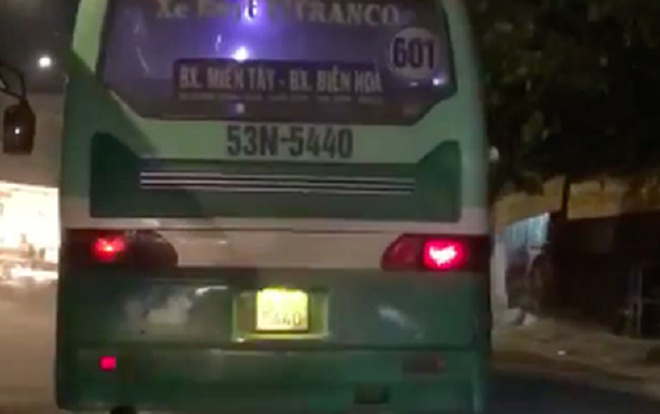 Ngưng công việc tài xế xe buýt leo vỉa hè phóng bạt mạng gây bức xúc ở Sài Gòn