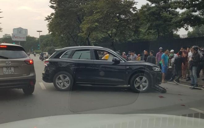 Xe sang Audi mất lái phi lên dải phân cách 'hạ gục' ô tô và 2 xe máy khiến 2 người bị thương