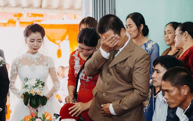 Cha đưa tay lau vội nước mắt ngày con gái đi lấy chồng, thế mới biết dù mạnh mẽ nhường nào cha vẫn có lúc mềm yếu đến nghẹn lòng