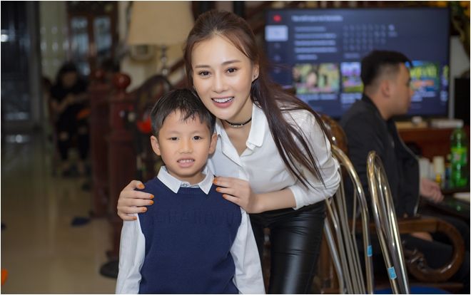 Nào chỉ khéo bán hàng, 'Quỳnh búp bê' còn có giọng hát cực hay khiến nhiều người mê mẩn