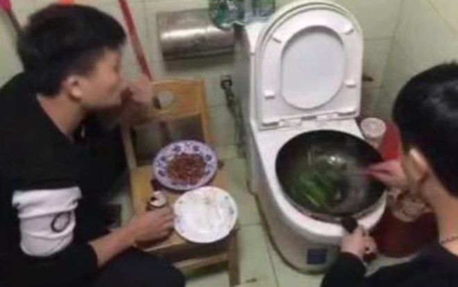 2 nam sinh nấu ăn trên bồn cầu - Dân mạng 'ngẩn tò te' khi biết sự thật đầy bất ngờ