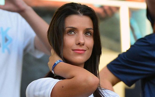 Dù xấu trai, Sagna vẫn khiến bất cứ cầu thủ nào phải ngước nhìn vì có cô vợ nóng bỏng đến mức này