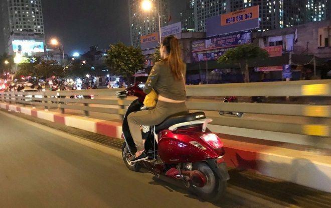 Bất chấp nguy hiểm vừa lái xe vừa ôm con cho ti trên đường, người mẹ bị chỉ trích gay gắt