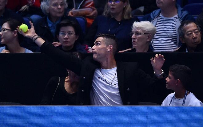 Ronaldo trổ tài bắt bóng tennis khiến bạn gái 'dính đòn' oan