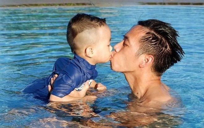 Cận cảnh quý tử của Văn Quyết có thần thái 'sang chảnh'