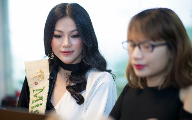 Hoa hậu Phương Khánh thừa nhận đã chỉnh một số nét trên khuôn mặt
