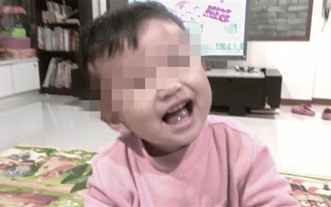 Bé 2 tuổi bị bỏ đói đến chết vì mẹ bận… đi chơi với bạn trai