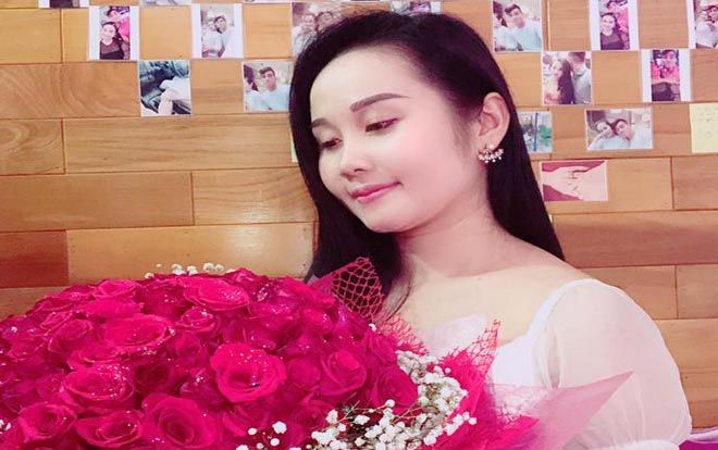 Bạn gái hot girl của tiền đạo ĐTVN đăng status ướt át cảm ơn vì món quà bất ngờ 20/11
