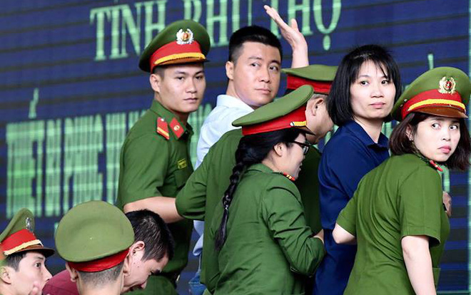 Xét xử đường dây đánh bạc nghìn tỉ ở Phú Thọ: Dì ruột của 'ông trùm' Phan Sào Nam có biểu hiện mệt mỏi tại tòa