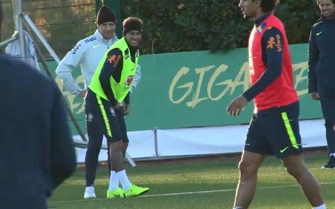 Bị đồng đội sút trúng 'vùng kín', Neymar vật vã trên sân
