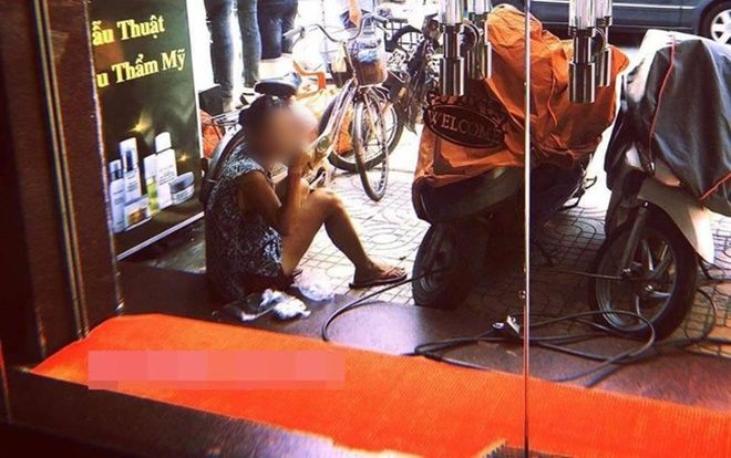 'Người đàn bà điên' đi đến đâu cũng bị xua đuổi và chiêm nghiệm về thân phận người phụ nữ của cô gái trẻ gây bão mạng