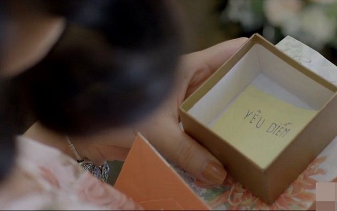 'Yêu thì ghét thôi' tập 21: Được chồng lừa tặng tờ giấy thôi mà bà Diễm cũng vui như tết