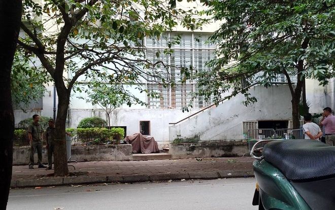 Bàng hoàng phát hiện bé trai 5 tuổi rơi từ tầng 7 chung cư xuống đất nguy kịch