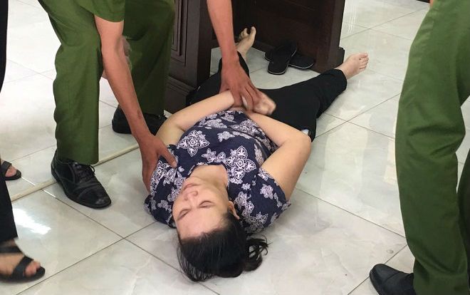 Bảo mẫu dùng dép tát vào mặt trẻ ở trường mầm non Ánh Sao Vàng ngất xỉu khi bị tuyên 18 tháng tù