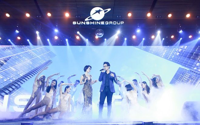 Hà Anh Tuấn 'cháy hết mình' cùng Uyên Linh trong đêm ra mắt hoành tráng của Sunshine Group tại Sài Gòn