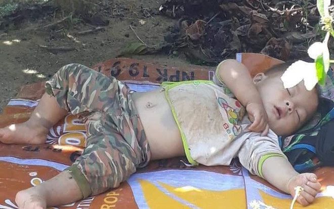 Dân mạng like điên đảo hình ảnh cậu bé bụ bẫm ngủ ngon lành trên tấm bạt dưới gốc cây cà phê khi theo bố mẹ lên rẫy
